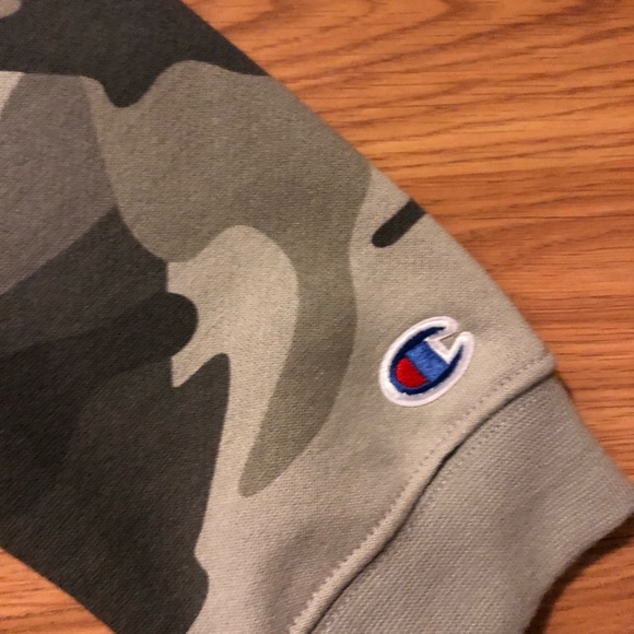 CHAMPION~ Men’s grey camo sweatshirt - Picture 7 of 10